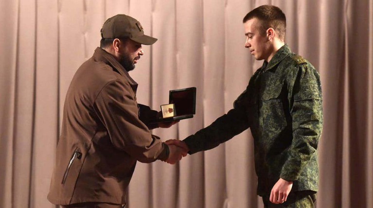 Денис Пушилин, одетый в военную форму, вручил награды морпехам