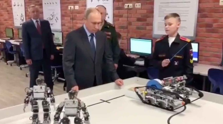 Андроид встал на голову перед Путиным — видео — Daily Storm