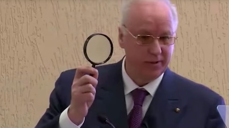 Глава Следственного комитета в марте пытался посмотреть на цифровое изображение через лупу Скриншот: © БИЗНЕС Online