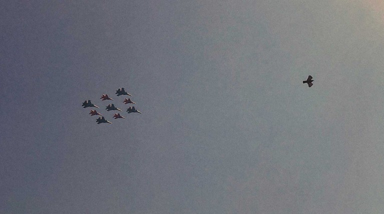 Самолеты и вертолеты в небе над Москвой: ВКС провели генеральную репетицию парада Победы — Daily Storm