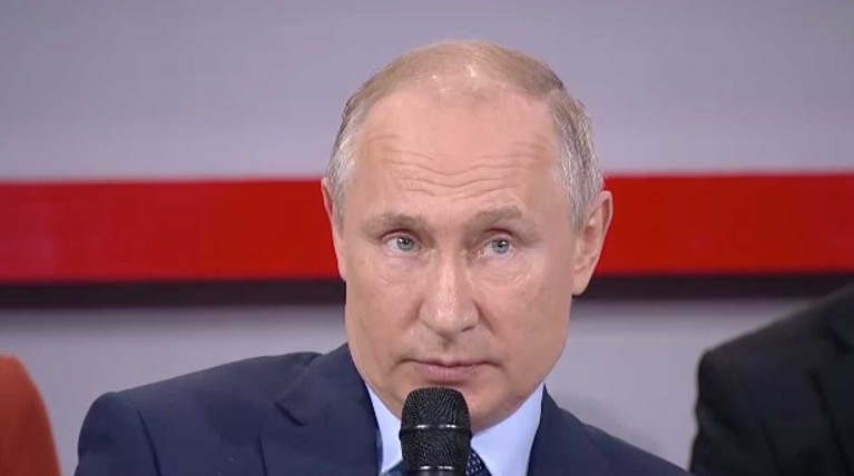 Президент поделился воспоминаниями о том, как помогал добираться пожилой женщине до ее квартиры