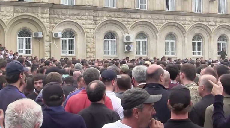 Абхазские оппозиционеры продолжают протест из-за выборов президента — Daily Storm