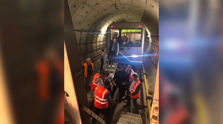 Три поезда с сотнями пассажиров застряли в тоннеле московского метро — Daily Storm