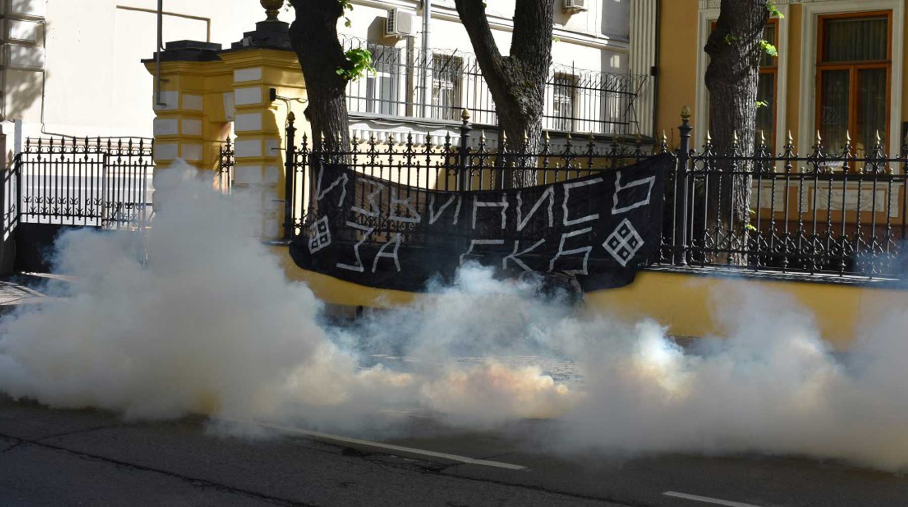 Лилия Осипова вместе с другими митингующими повесила плакат «Извинись за Екб» на забор Московского управления патриархии undefined