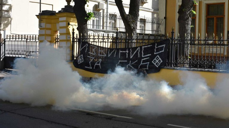 Лилия Осипова вместе с другими митингующими повесила плакат «Извинись за Екб» на забор Московского управления патриархии