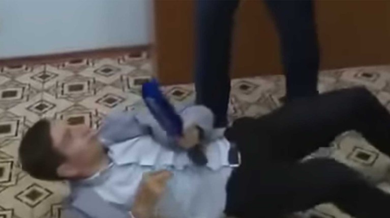 Ранее в Сети появилось видео, на котором глава Ширинского района Хакасии Сергей Зайцев напал на корреспондента «России 24»