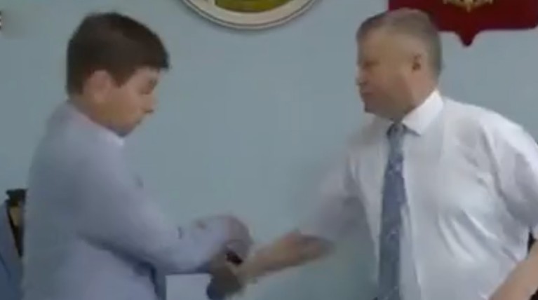 Региональный руководитель в Хакасии избил представителя телеканала «России 24» Ивана Литомина