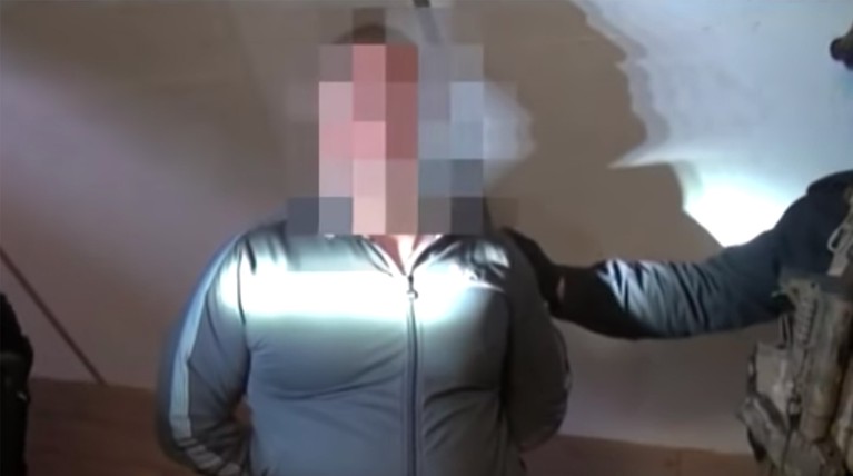 Арестованный — Николай Кузьмичев, известный в криминальном мире как Коля Томский, сообщает источник «Интерфакса» Скриншот: © youtube.com / Томская полиция