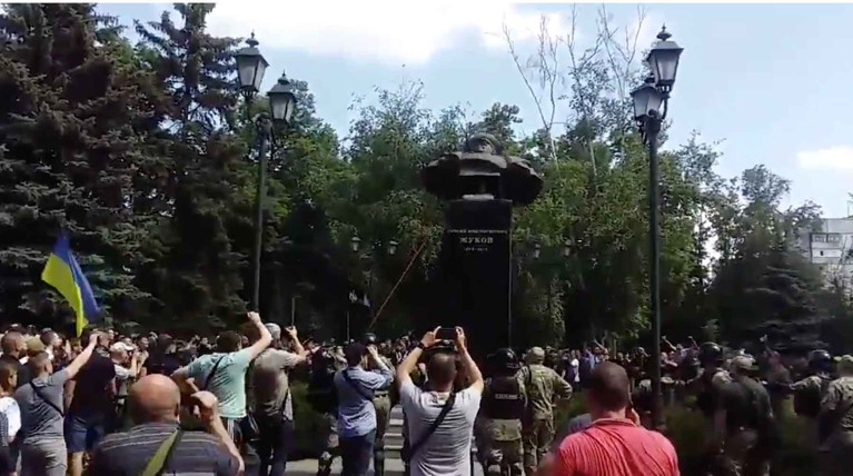 Уничтожение памятника маршалу Жукову в Харькове попало на видео — Daily Storm