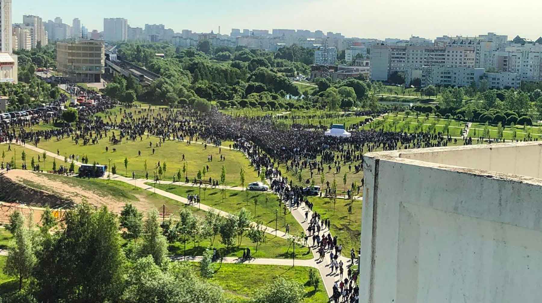 Тысячи приверженцев ислама молились возле мечетей по всей стране Празднование Ураза-байрам в Южном Бутово