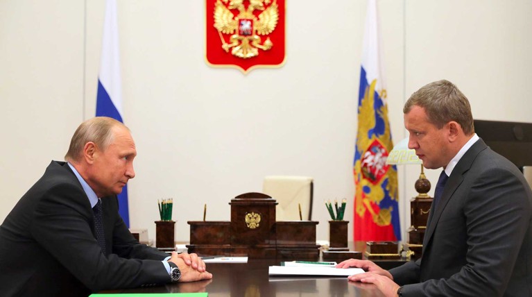 Прежний руководитель региона Сергей Морозов отправлен в отставку Владимир Путин и Сергей Морозов