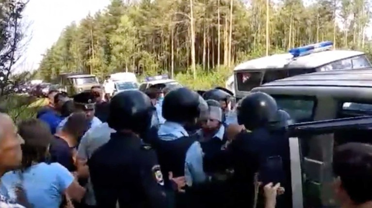 «Идет бойня»: участники акции против свалки рассказали об активистке, которой правоохранители сломали ребро — Daily Storm