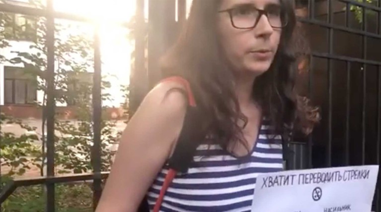 Рядом с управлением СКР по Москве началась акция в поддержку сестер Хачатурян — Daily Storm