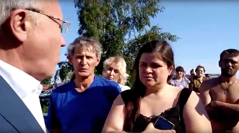«Хотите права качнуть?»: красноярский губернатор пообщался с жителями затопленного Канска — Daily Storm