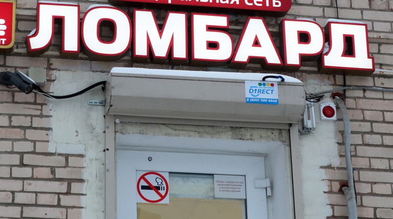 Ранее злоумышленник, удерживающий двух девушек в заложниках, требовал предоставить ему один миллион долларов и вертолет