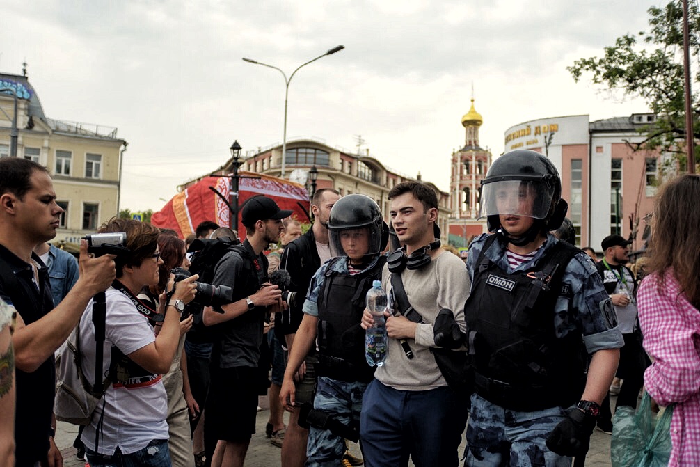 По словам очевидцев, правоохранители задерживают случайных людей, в том числе за майки с лозунгами в защиту журналиста Фото: © Daily Storm / Мария Сотскова