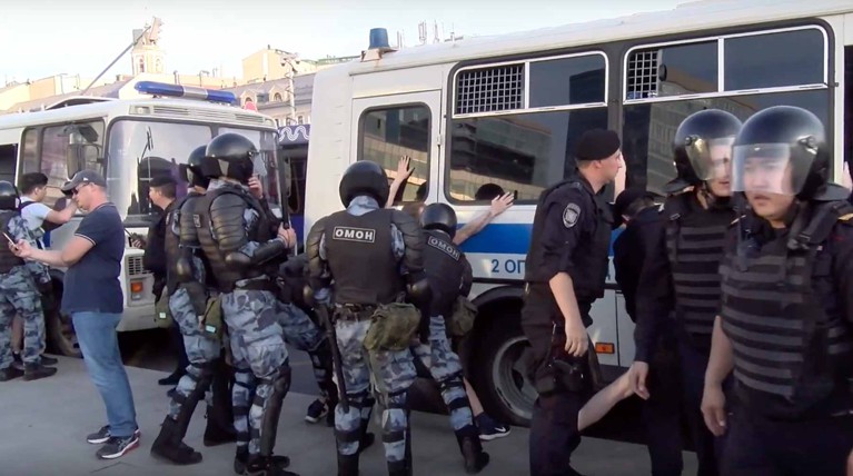 Суд арестовал участника митинга в Москве за брошенный в омоновца мусорный бак — Daily Storm
