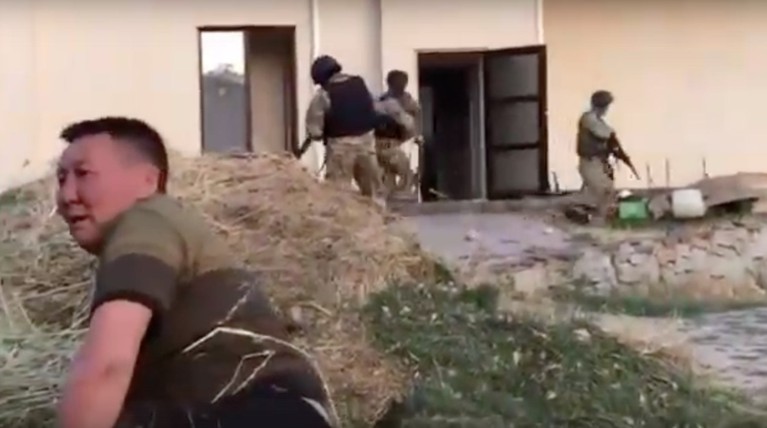 Во время событий на севере Киргизии пострадал боец спецназа, получивший пулю в грудь Кадр: © vkontakte / Военный Осведомитель