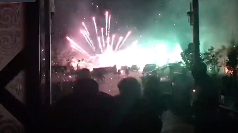 По данным ведомства, от огнестрельного ранения погиб один спецназовец, ранения и травмы получили 52 человека Кадр: © youtube / RT на русском
