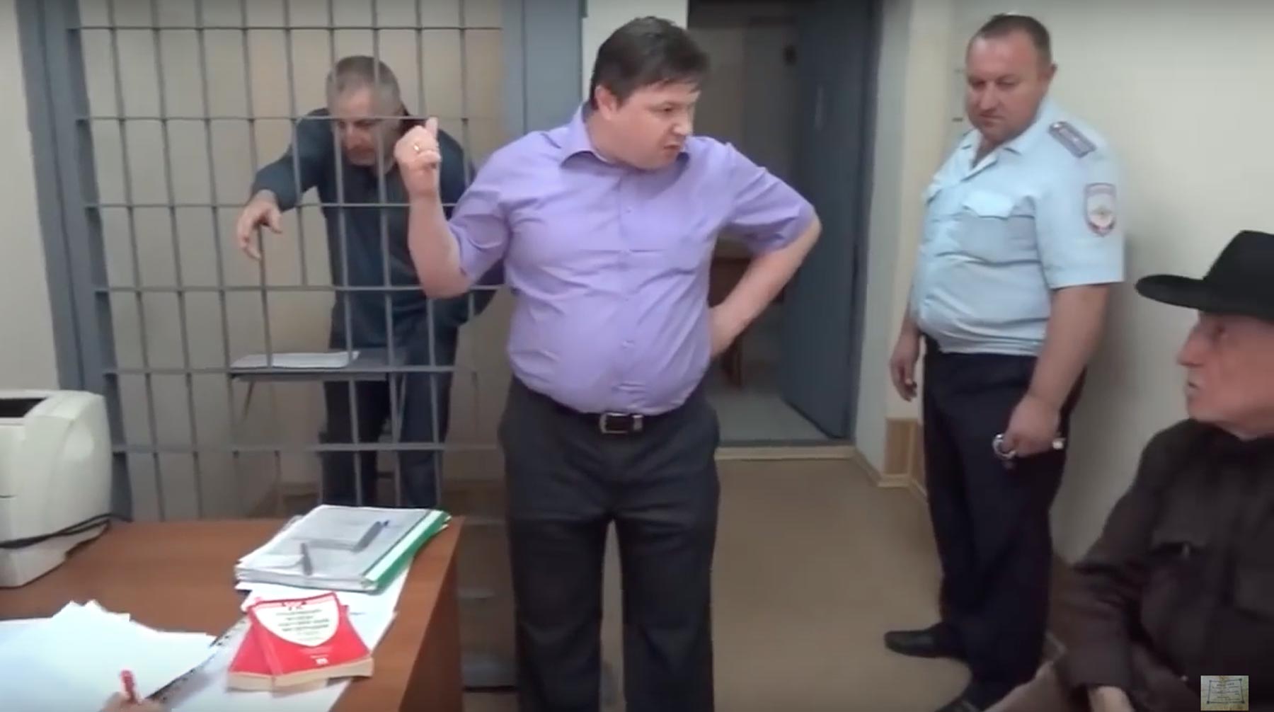 По данным МВД, криминальный лидер координировал действия бандитов в нескольких районах Подмосковья Кадр: © youtube / Домовая Книга