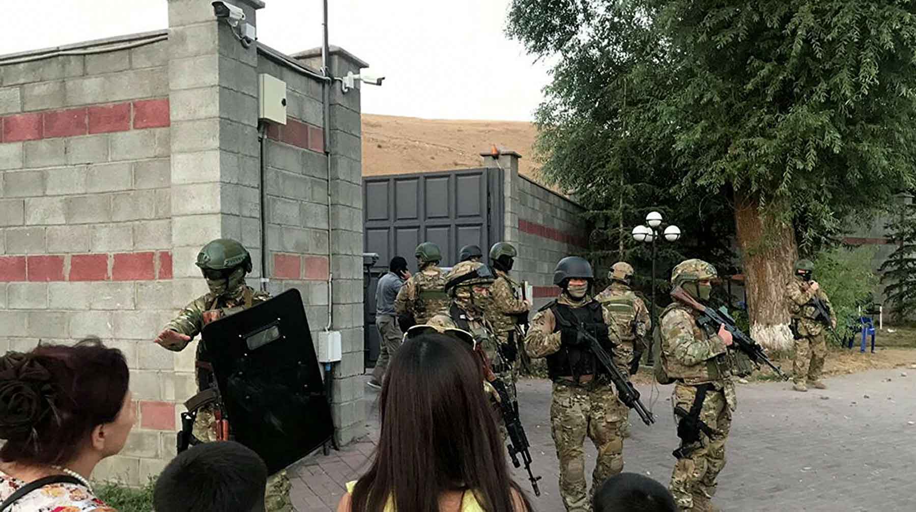 По данным Минздрава Киргизии, среди получивших травмы и ранения — 15 спецназовцев Фото: © vkontakte / Военный Осведомитель