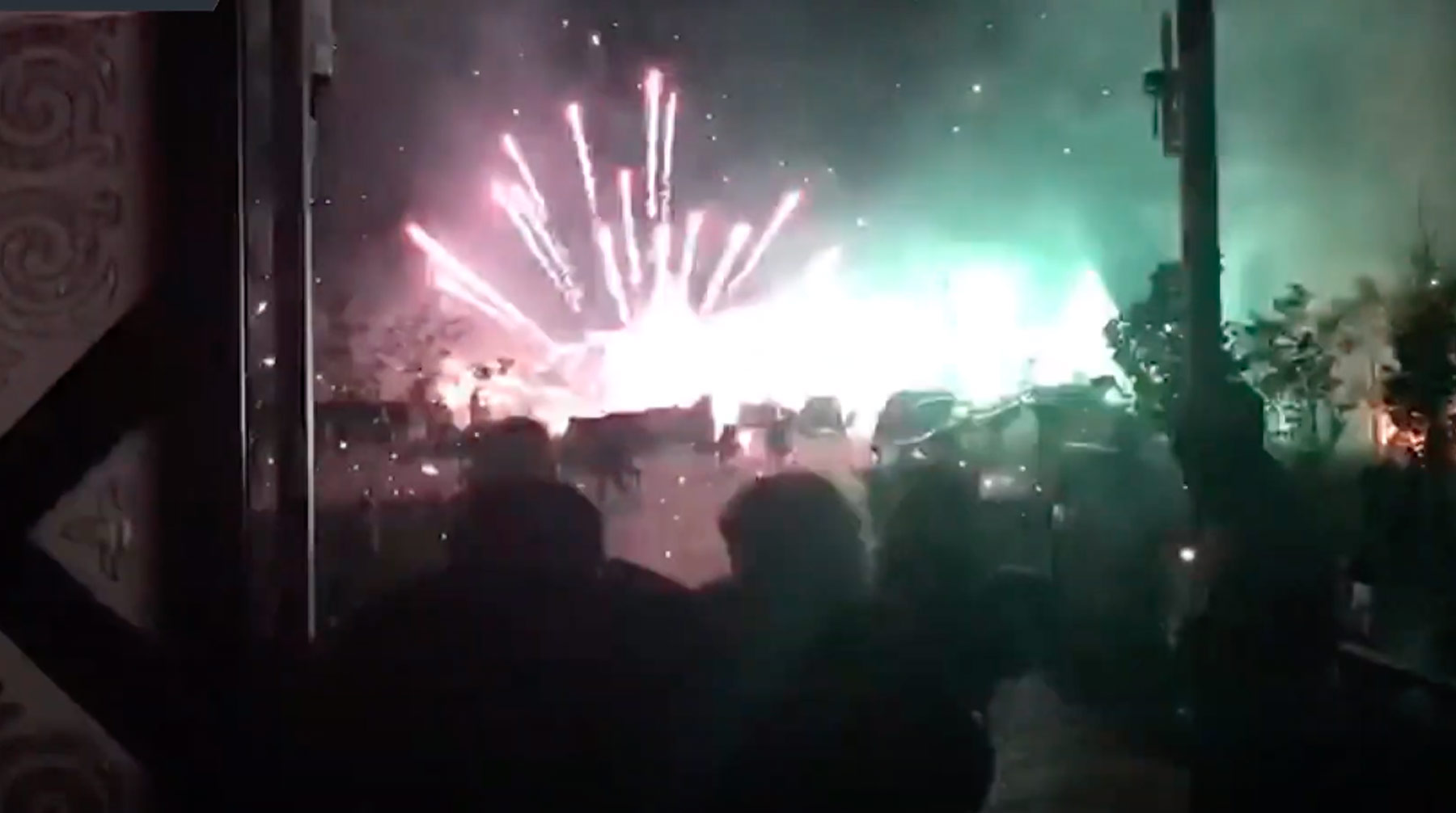 По данным ведомства, от огнестрельного ранения погиб один спецназовец, ранения и травмы получили 52 человека Кадр: © youtube / RT на русском