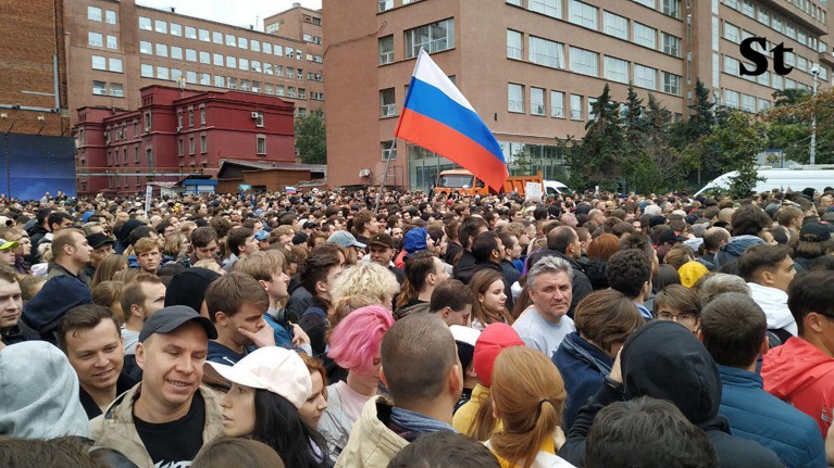 Согласованная акция прошла без потрясений, а вот последовавшие за ней «прогулки» быстро обернулись задержаниями