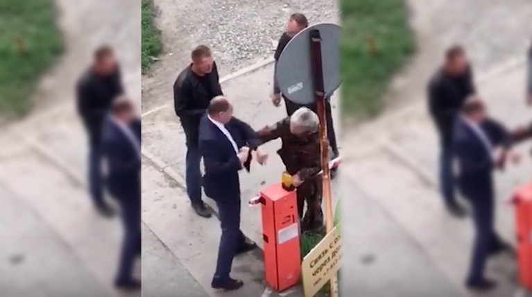 В Екатеринбурге проведут служебную проверку в отношении ударившего пенсионера чиновника — Daily Storm