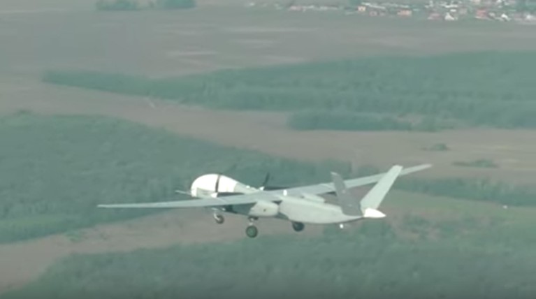 Военный дрон совершил в автоматическом режиме получасовой полет, а затем успешно приземлился Кадр: © youtube / Минобороны России