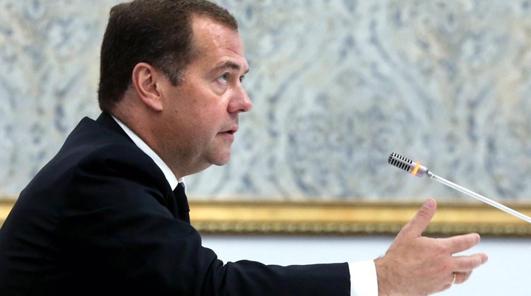 Медведев поручил Минтруду до октября оценить сокращение рабочей недели — Daily Storm