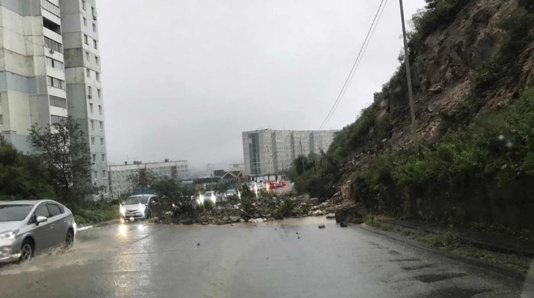 Во Владивостоке из-за ливней сошли сели, затоплены автостоянки, улицы и дороги — Daily Storm