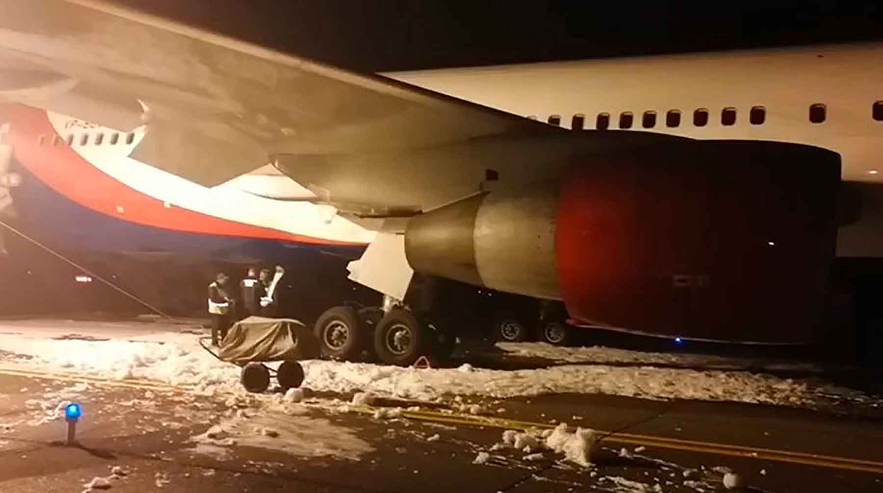 При посадке у лайнера загорелась стойка шасси, пассажиров эвакуировали Фото: © Следственный комитет / TACС