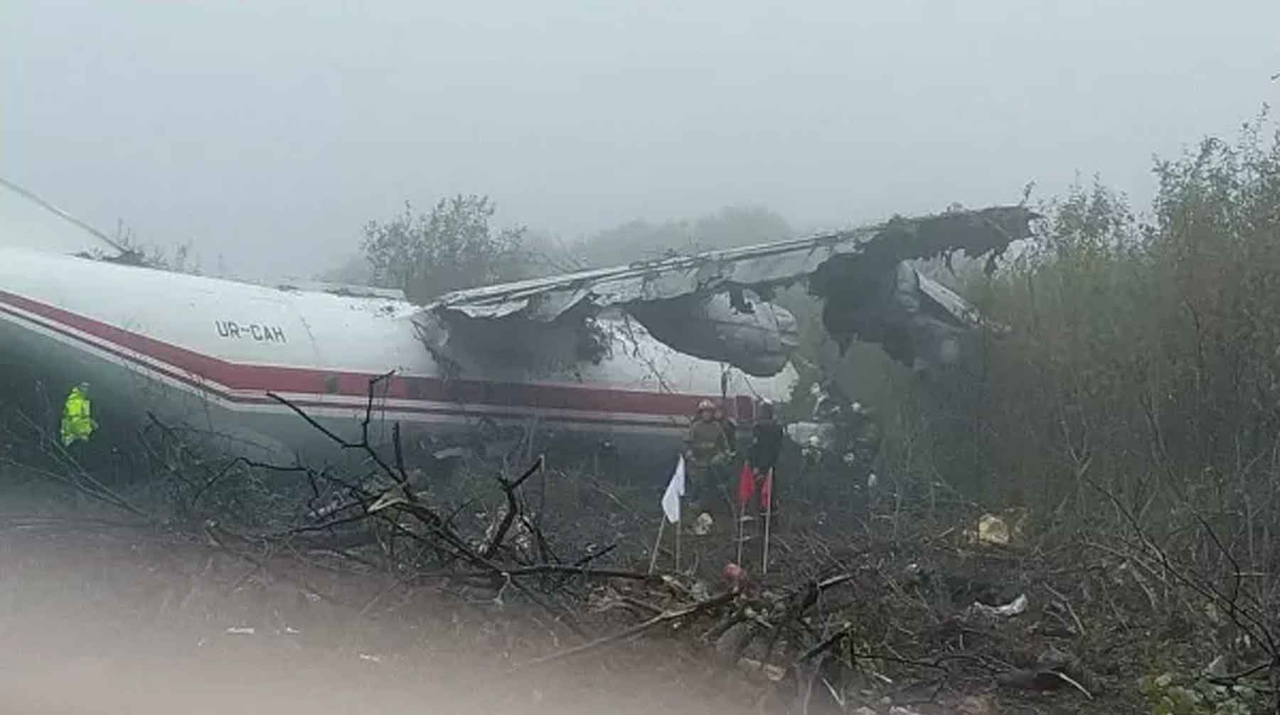 Самолет аварийно сел возле аэропорта Львов, потому что у него закончилось горючее Фото: © ГУ ДСНС України у Львівській області