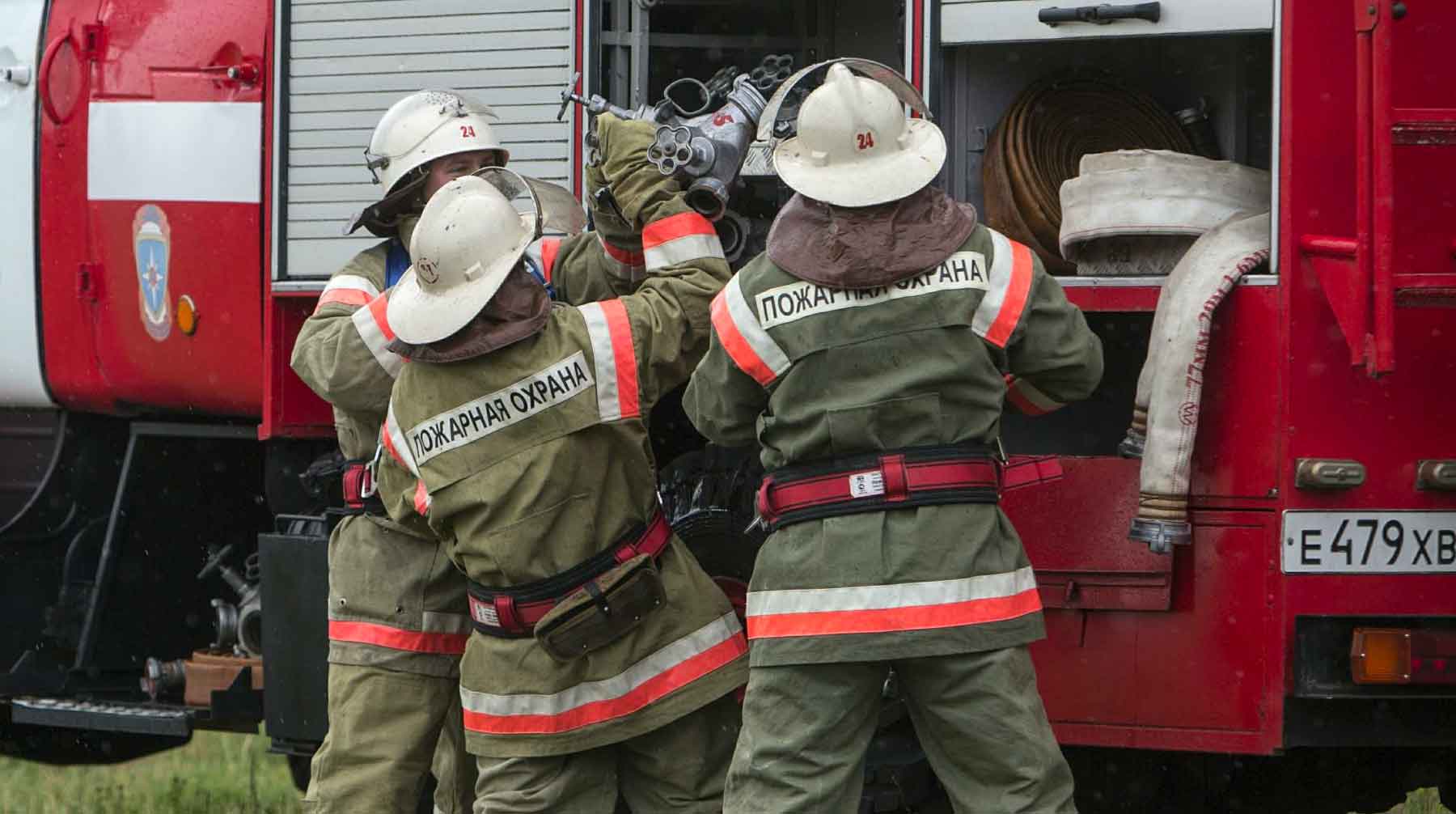 Многоквартирный дом загорелся в ночь на 7 октября в поселке Чисмена Волоколамского района Фото: © GLOBAL LOOK press / Nikolay Gyngazov