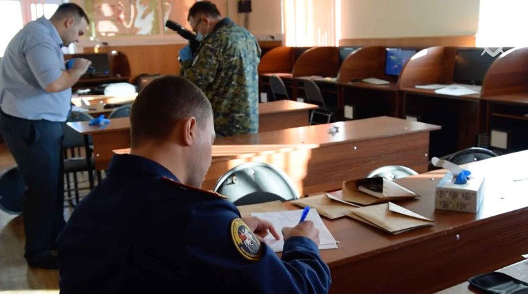 Он узнал, что над возлюбленной надругались в общежитии, и решил убить обидчиков, рассказала одна из учащихся колледжа Кадр: © youtube.com / СКР