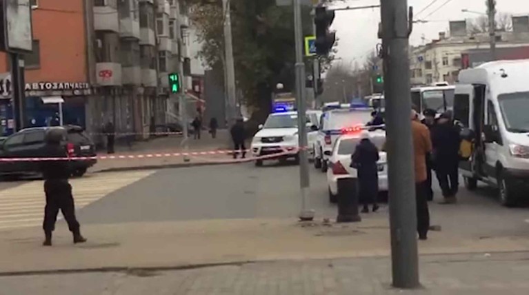 Переговоры длились более трех часов, в итоге мужчина освободил заложницу, сообщает Telegram-канал «112» Кадр: © youtube.com / Bloknot Ростов