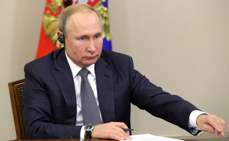 Также глава государства разрешил сотрудникам транспортной полиции использовать электрошокеры