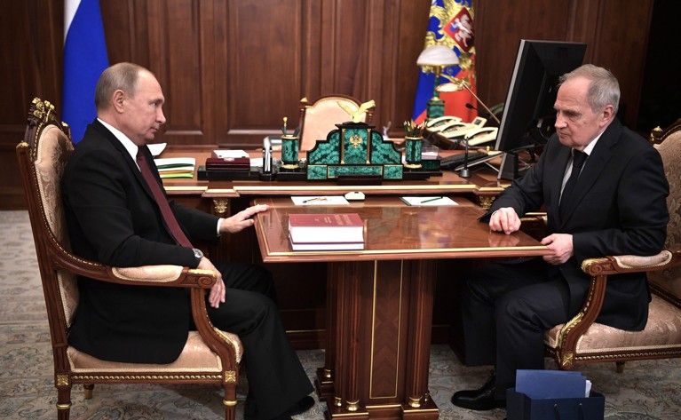Зорькин подарил Путину сборник избранных решений Конституционного суда за 2018 год — Daily Storm