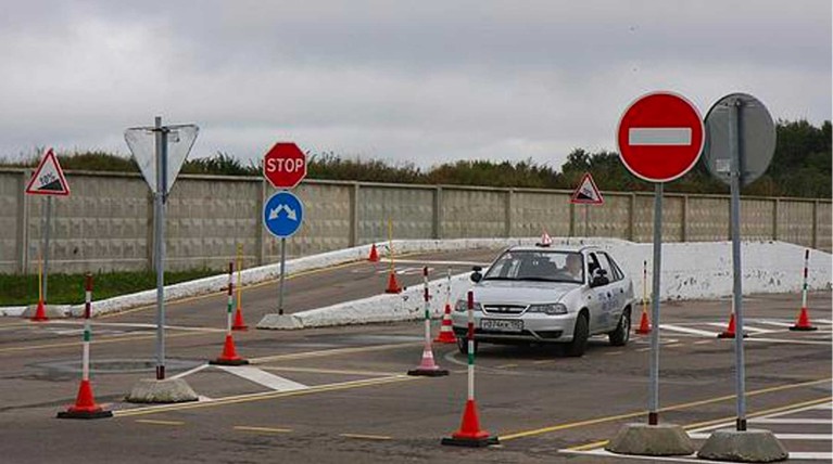 По новым правилам, сначала водителя проверят в контролируемых условиях, а после этого отправят на городские улицы