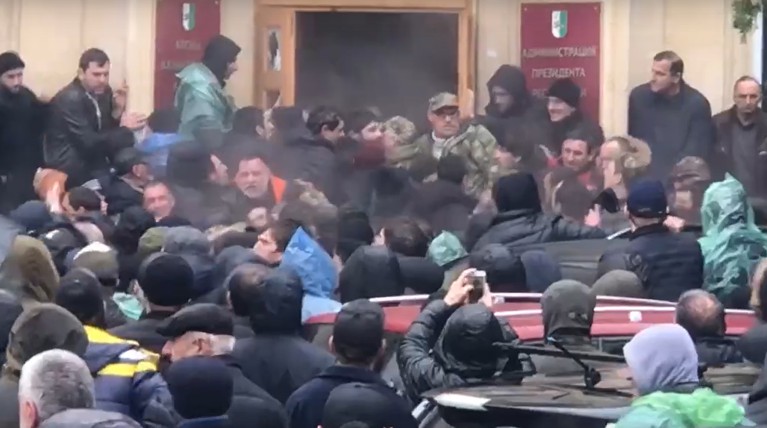 Ранее митингующие потребовали от главы государства Рауля Хаджимбы уйти в отставку и выбили в здании окна и дверь Фото: скриншот © Daily Storm
