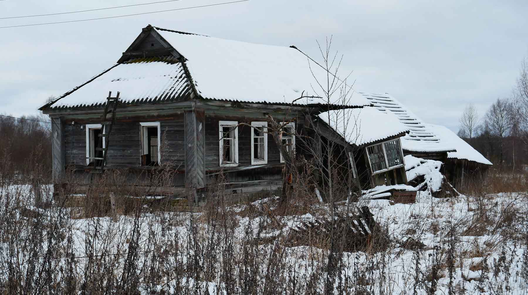 Деревня никого. Деревни сицкарей. Сицкари Ярославская область. Брошенные деревни Ярославской области. Деревня в упадке.