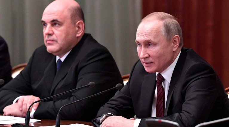 Премьер также заявил, что о мерах борьбы с распространением коронавируса он ежедневно докладывает президенту РФ Владимиру Путину Фото: © Kremlin Pool