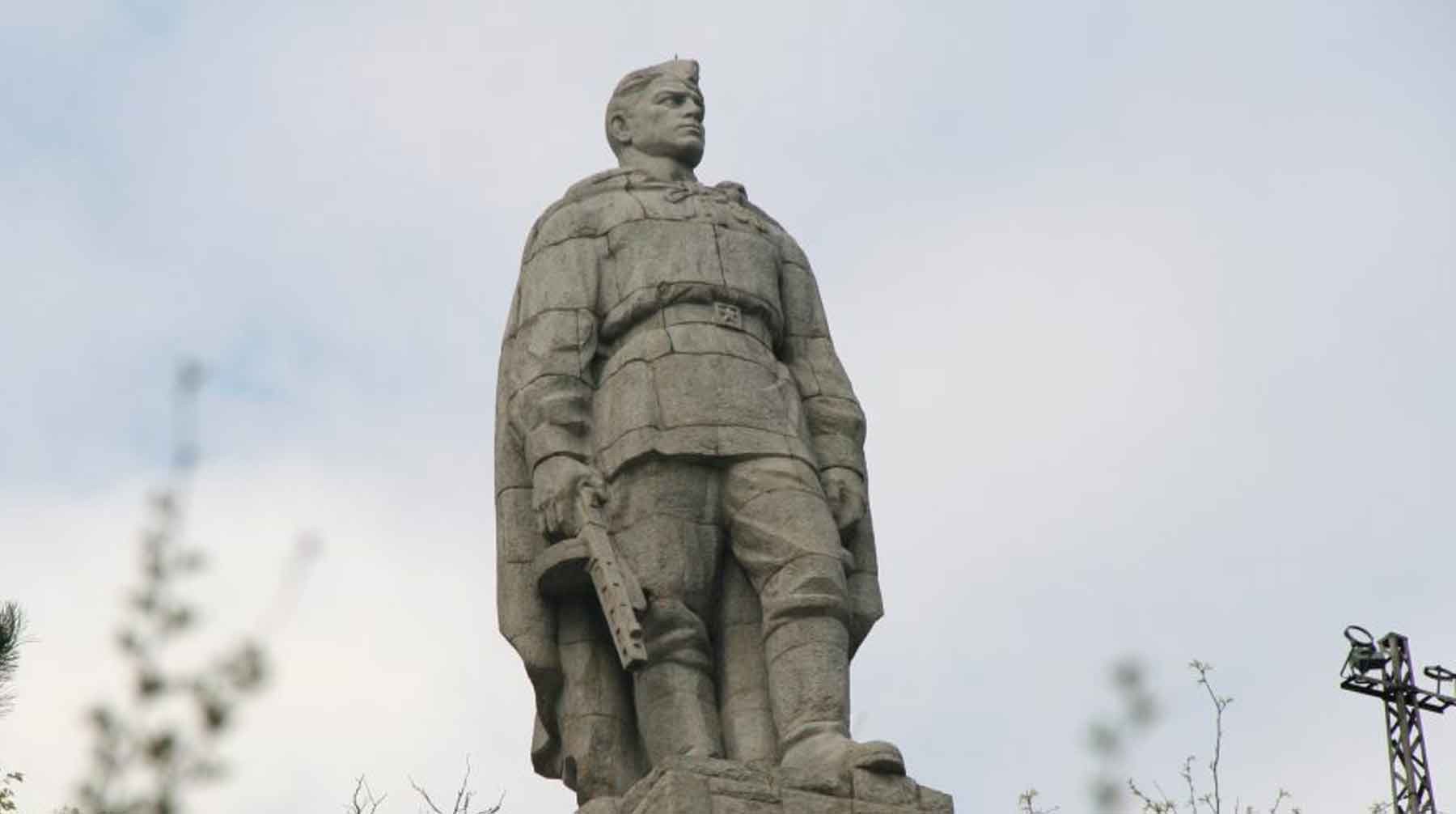 Где памятник солдату алеше. Памятник советскому солдату освободителю в Болгарии. Памятник советскому солдату-освободителю "Алеша" в Пловдиве. Памятник солдату освободителю в Болгарии. Алёша (памятник, Пловдив).