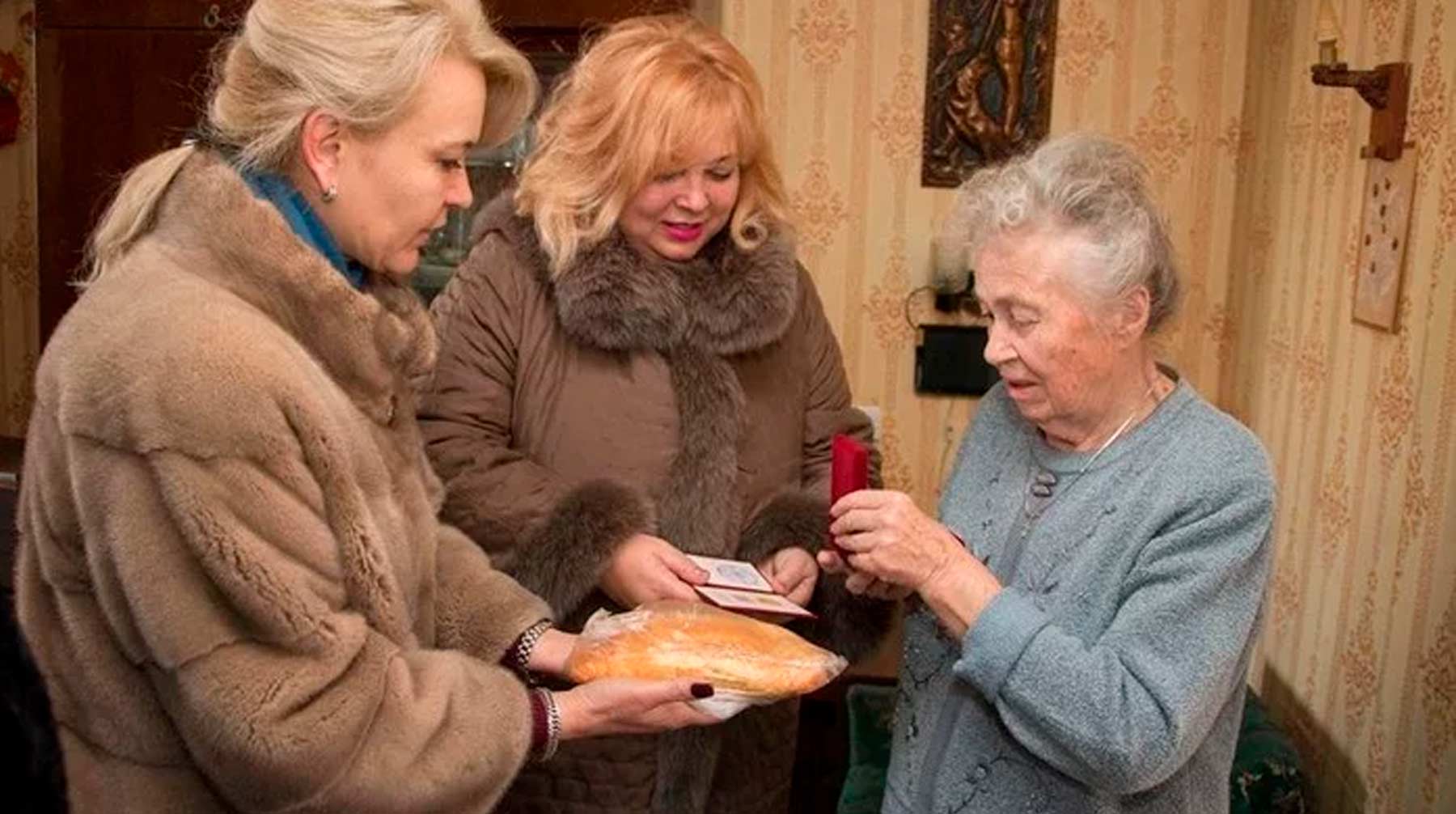 В то же время общество должно проявлять нетерпимость к любым проявлениям хамства, заявил пресс-секретарь президента Фото: © facebook.com / Мая Хужинова