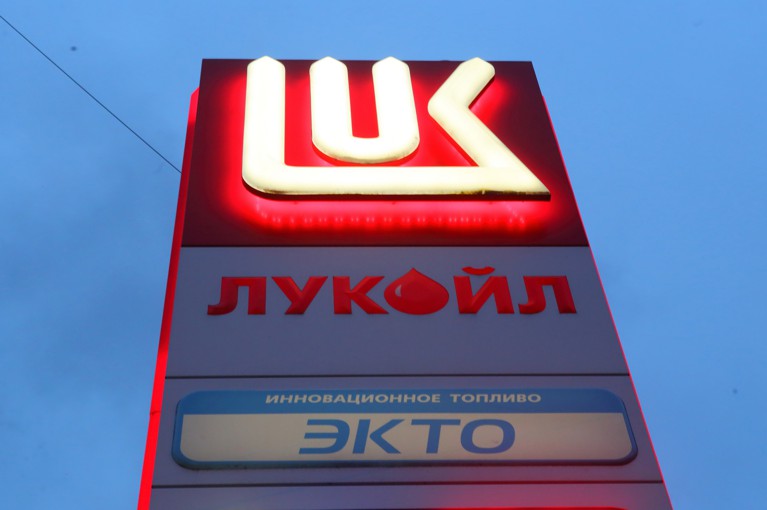 В январе на заводе, принадлежащем ЛУКОЙЛу, произошел сопровождающийся взрывами пожар Фото: © Global Look Press / Zamir Usmanov