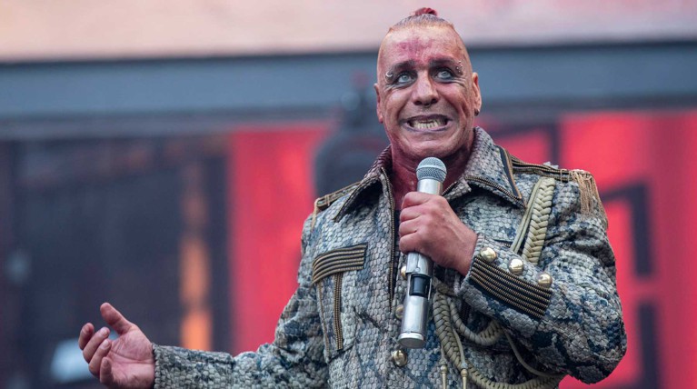 Солисту Rammstein предложили перебраться в Россию на ПМЖ после «драки» с космонавтом — Daily Storm