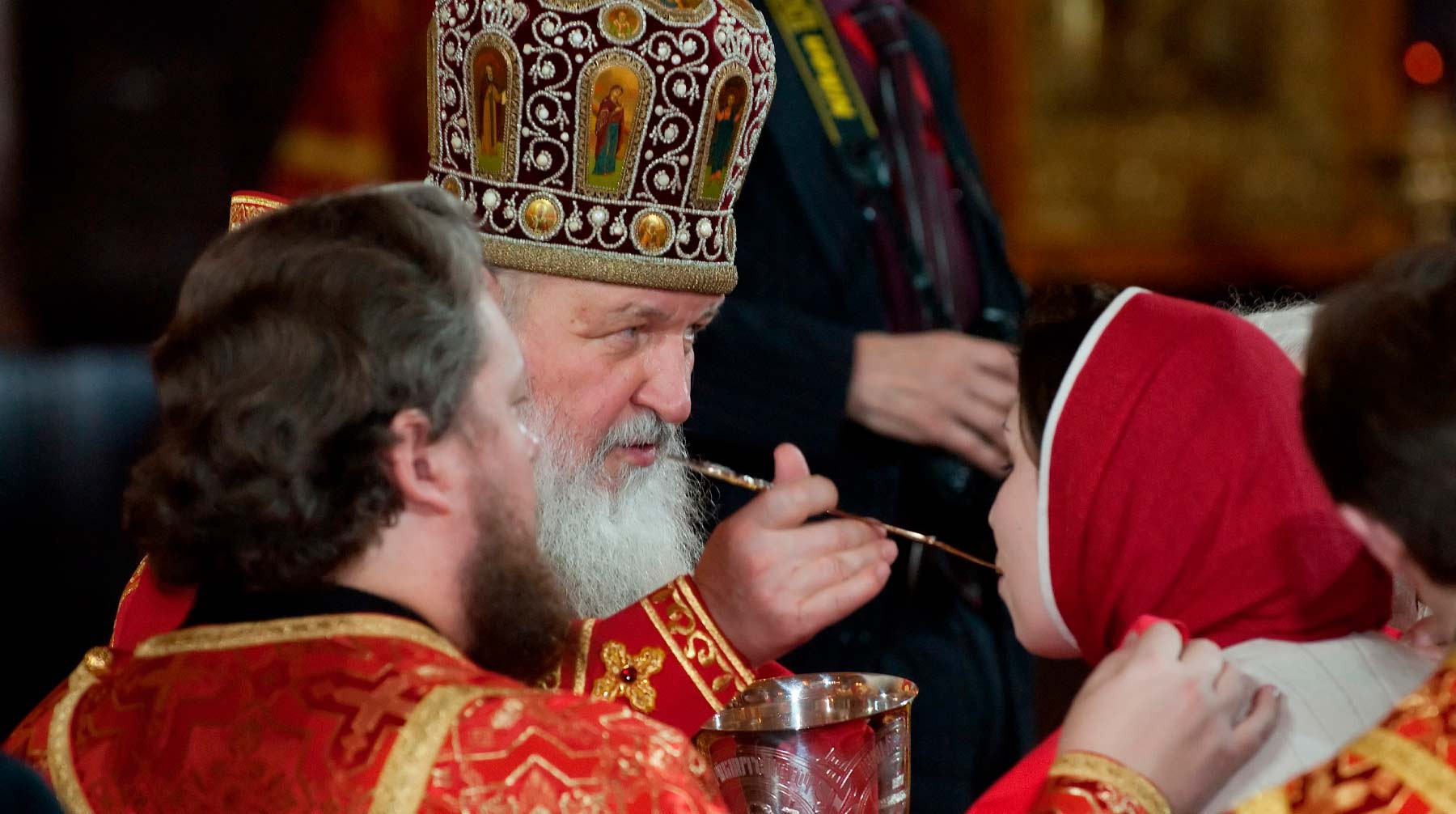 Dailystorm - РПЦ призвала верующих не целовать руки священников