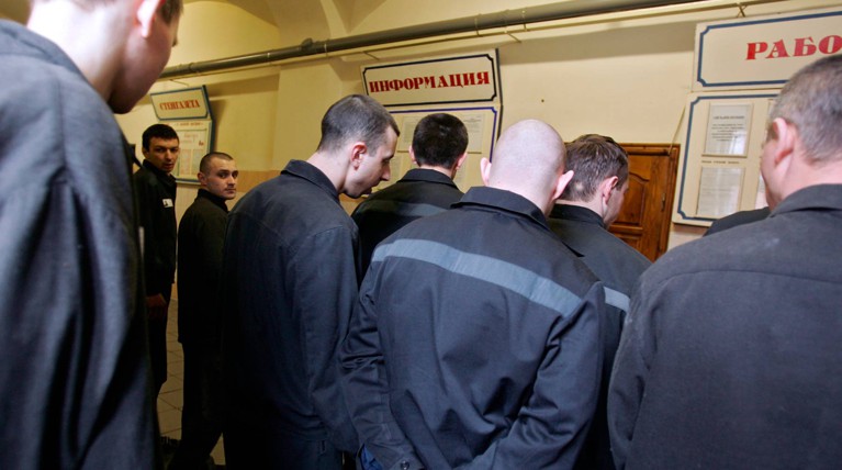 Правительство ранее поручило ФСИН привлечь осужденных к изготовлению медицинских масок Фото: © Global Look Press / Viktor Chernov