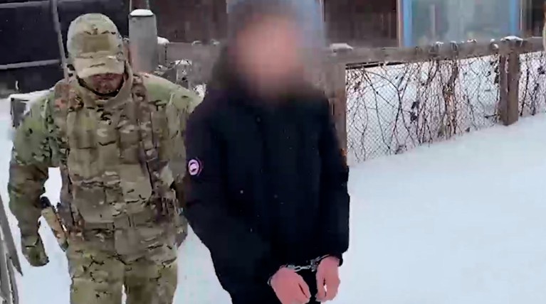Правоохранители изъяли у молодых людей обрез, а также самодельные взрывные устройства и детонатор Фото: © скриншот Daily Storm