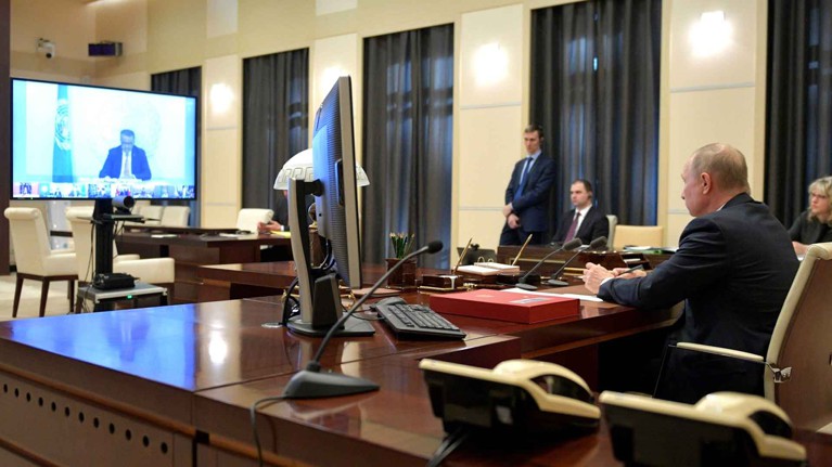 Путин отказался от рукопожатий и перешел на удаленку — Daily Storm